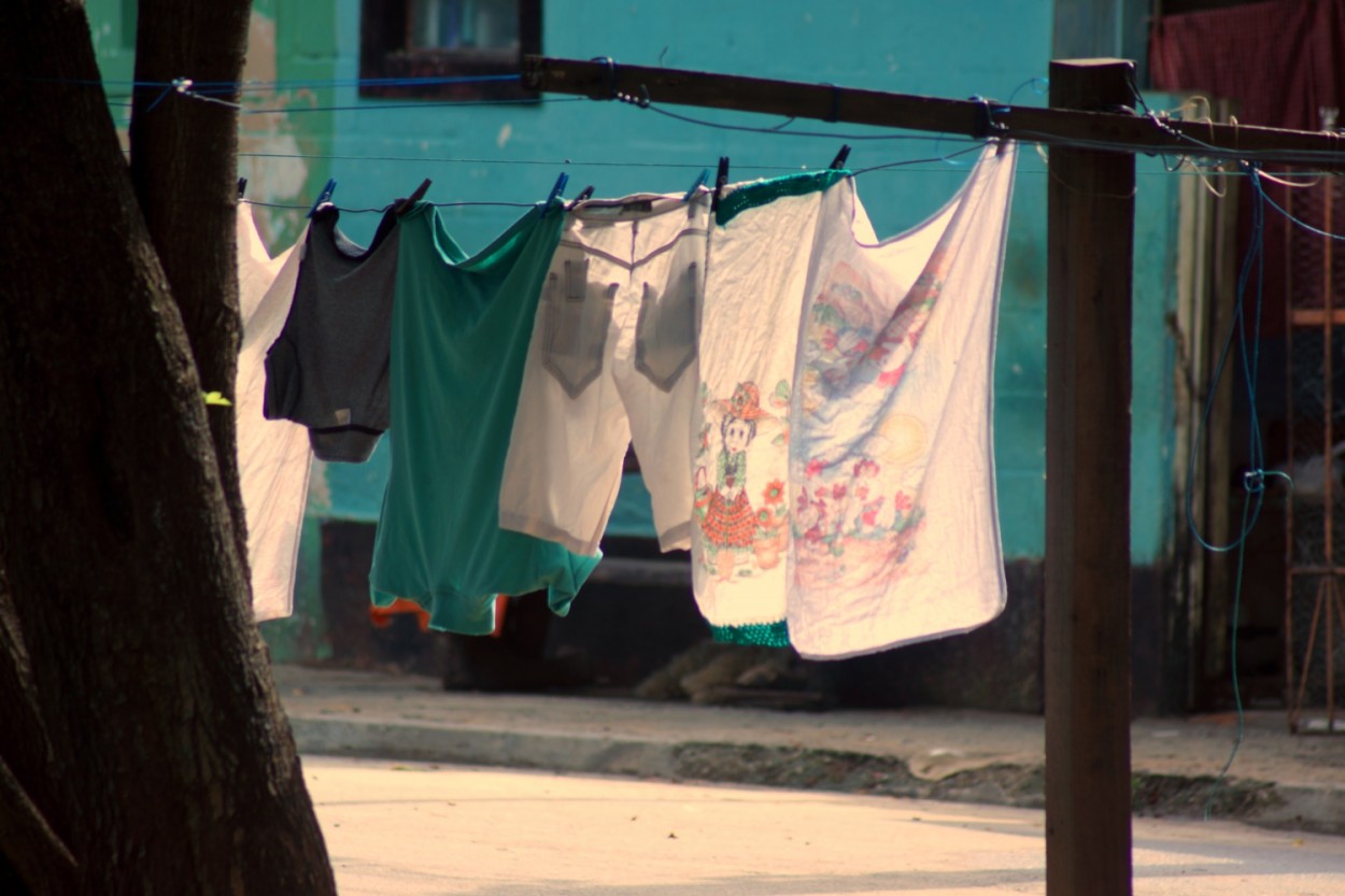 "Nas periferias as roupas secam nas ruas !" de Decio Badari