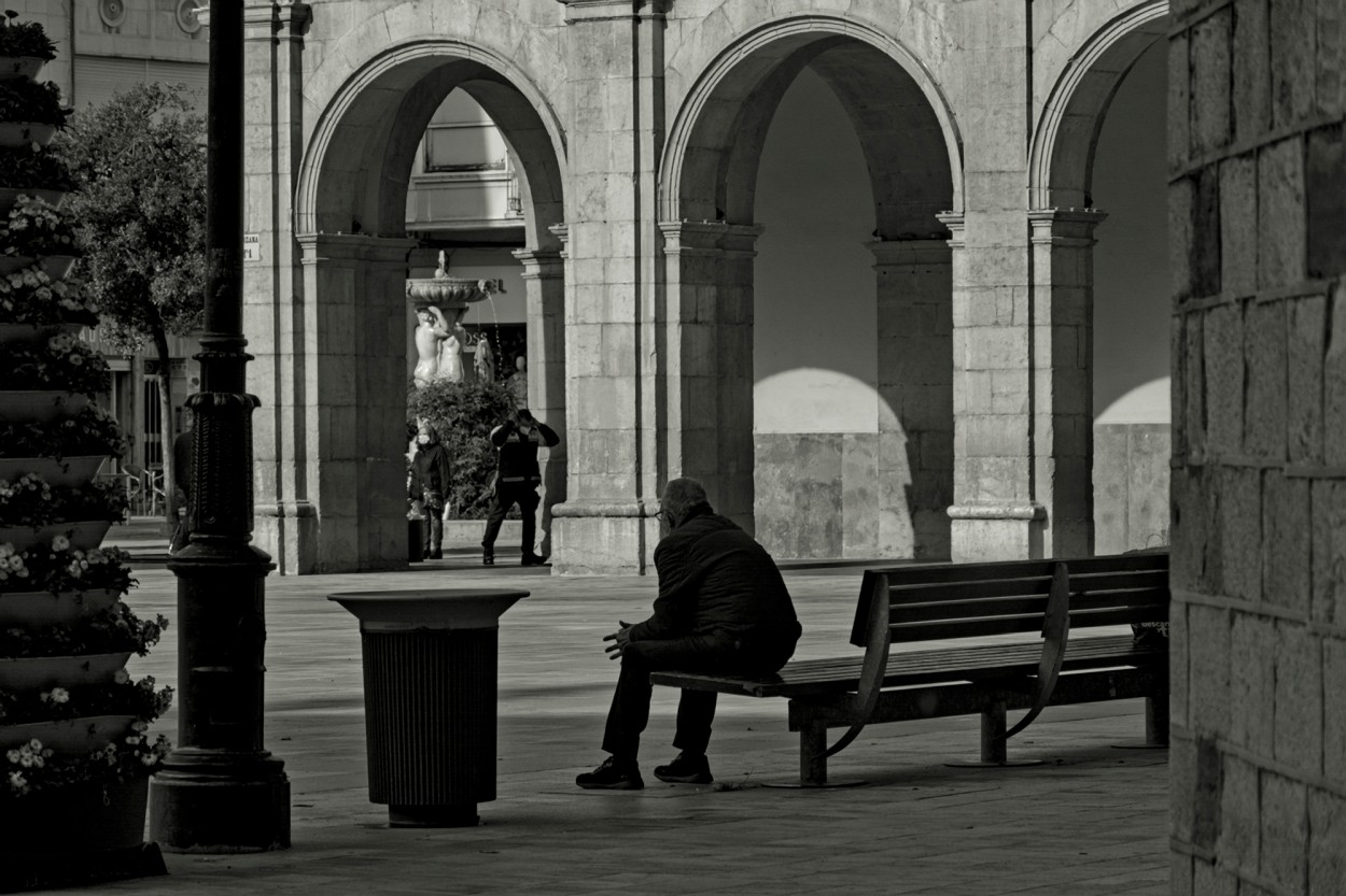 "Sentado frente a los arcos..." de Juan Beas