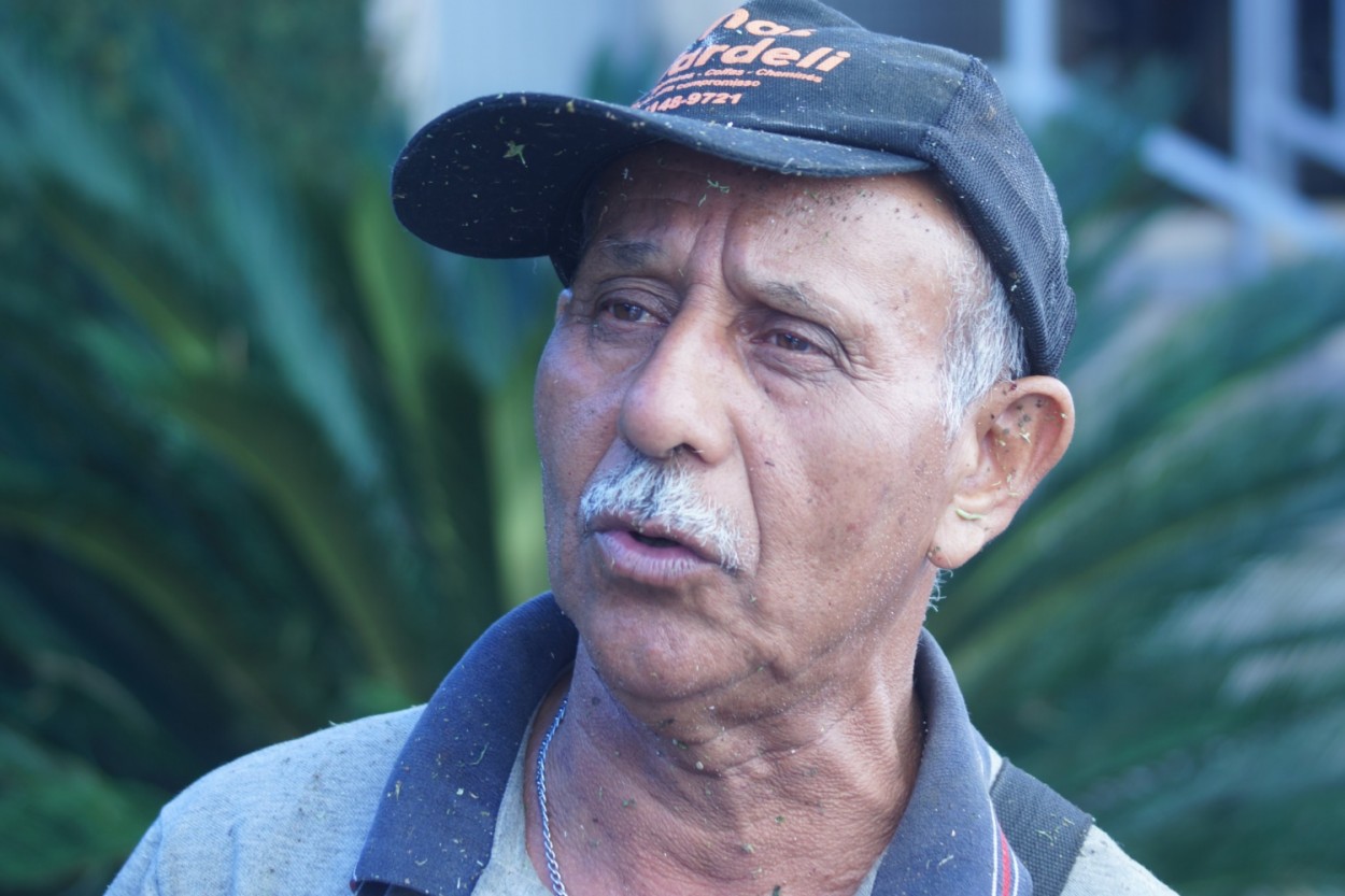 "O aposentado ` Bode `, trabalha em jardinagem....." de Decio Badari