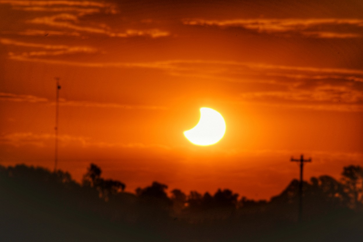 "eclipse solar parcial" de Luis Enrique Vasini