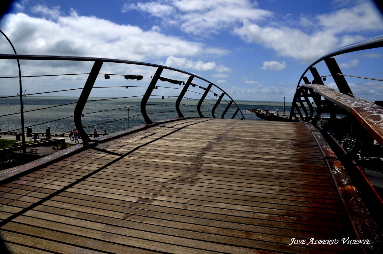 "el puente de los candados, en Mar del Plata" de Jose Alberto Vicente