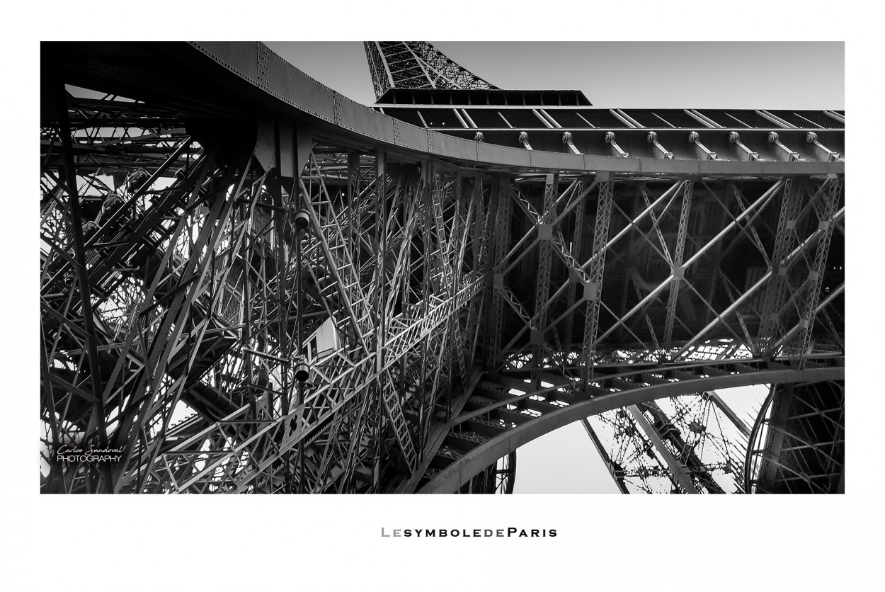 "Le Symbole de Paris" de Carlos A. Sandoval