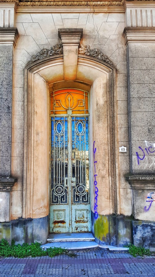 "Una puerta al pasado." de Carlos Dichiara
