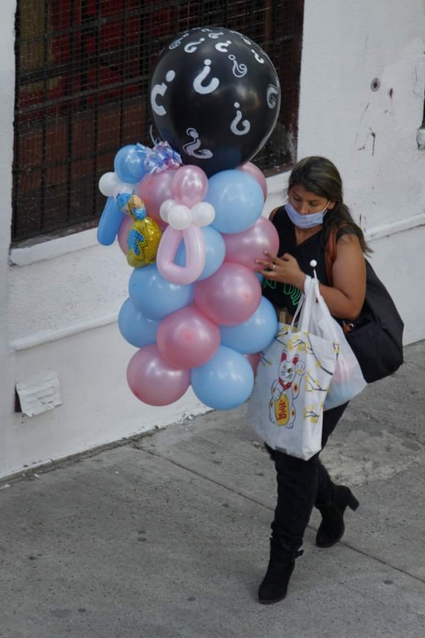 "Ella trae los globos" de Ana Vaccari