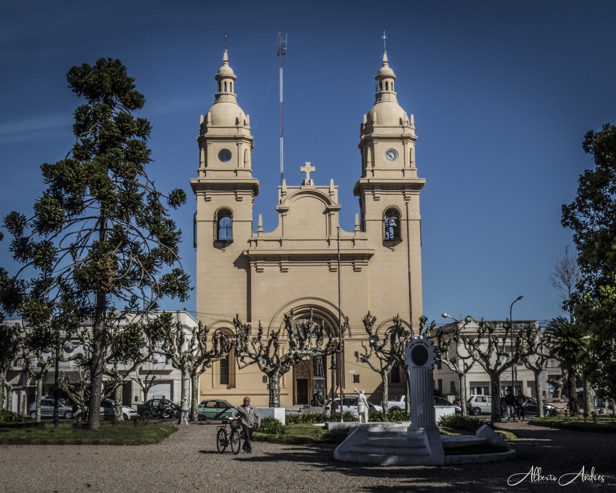 "Iglesia de pueblo" de Alberto Andrs Melo