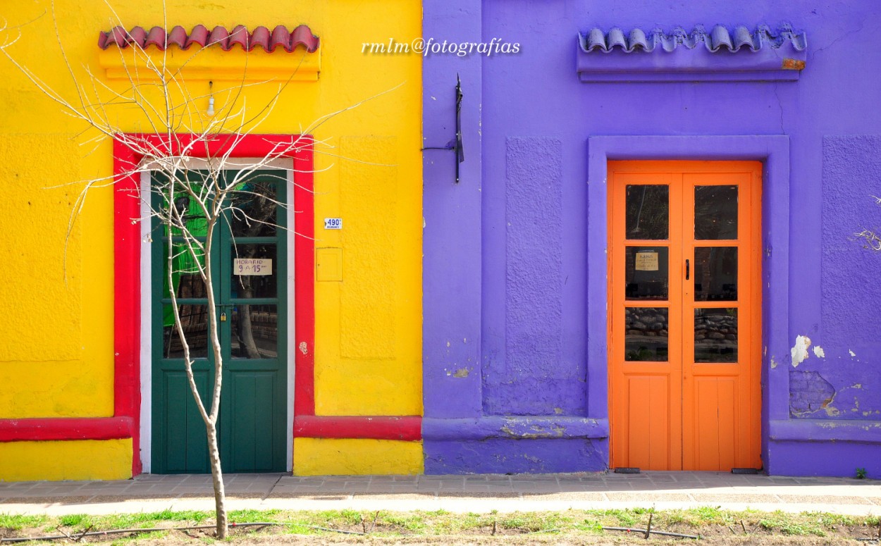 "Fachada multicolor" de Ricardo Mximo Lopez Moral