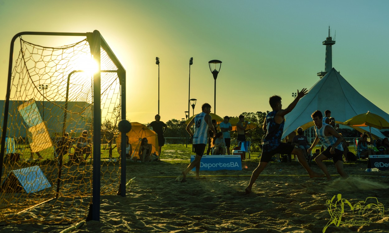 "Beach Handball al Atardecer" de Ricky Kimmich