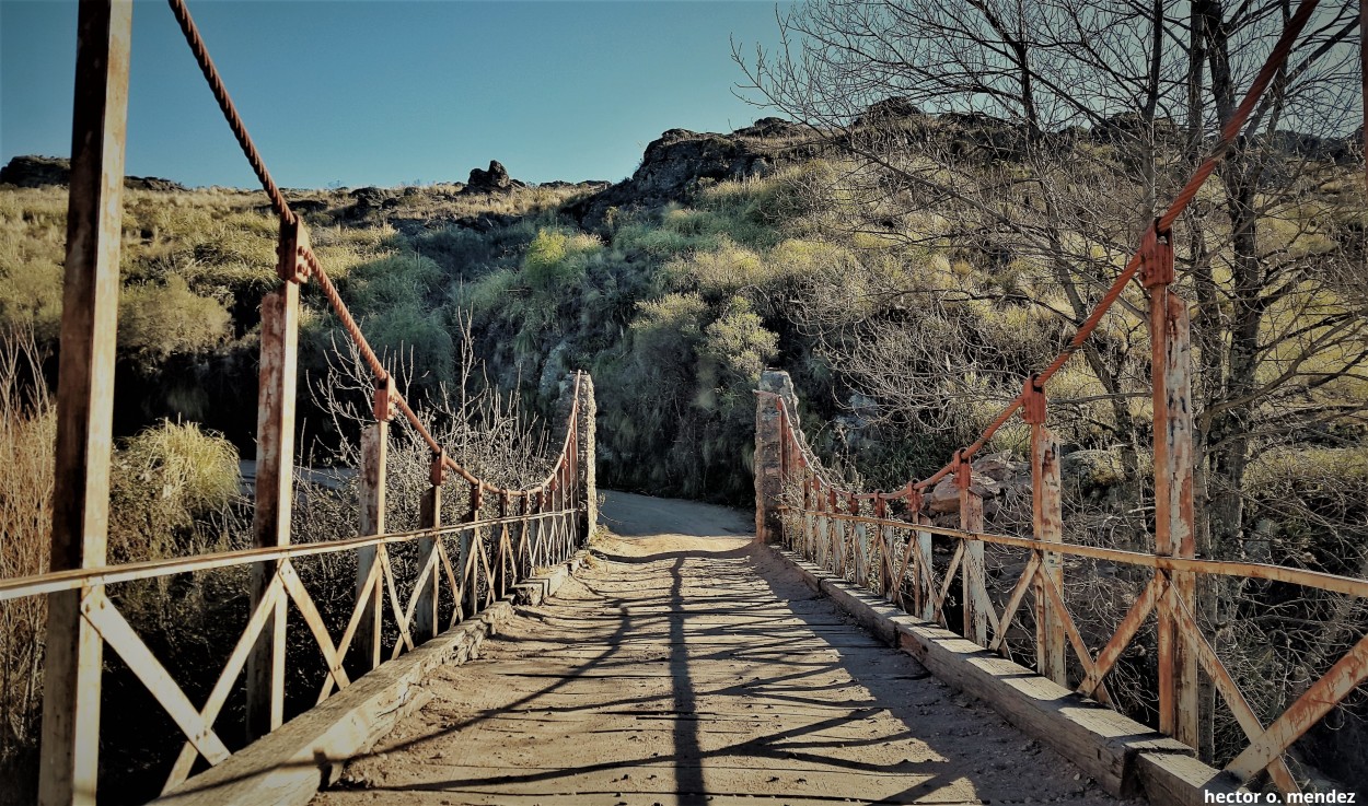 "Camino de los puentes colgantes." de Hector O. Mendez