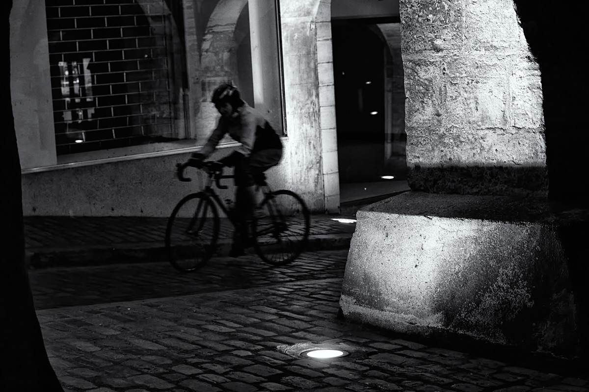 "Ciclista nocturno" de Roberto Jorge Escudero