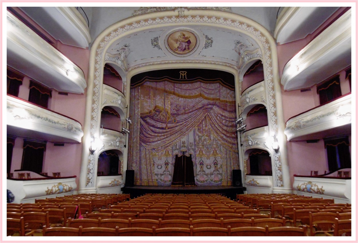 "Teatro Municipal Rafael de Aguiar" de Vale Valeria Vergara