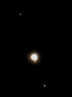 Jupiter y sus lunas dispuestas en orto lugar