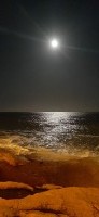 Luna llena sobre el mar.