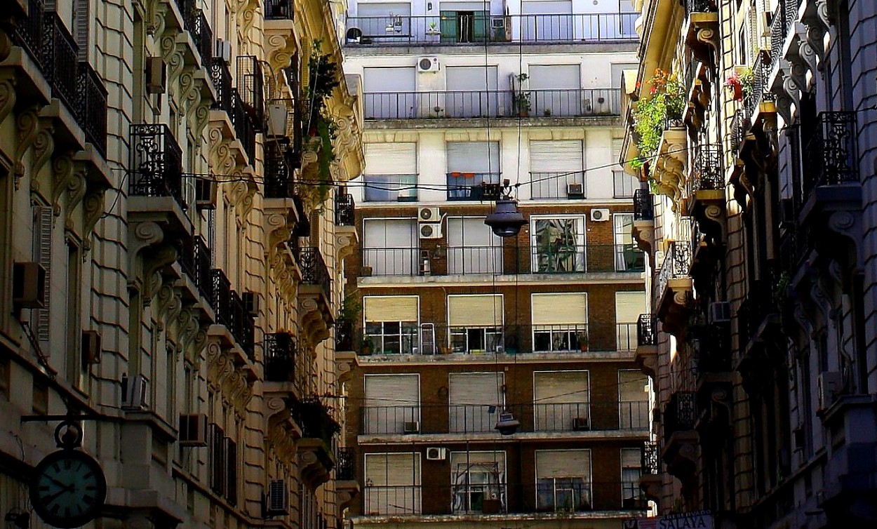 "balcones de CABA" de Delia Raquel Sakauskas