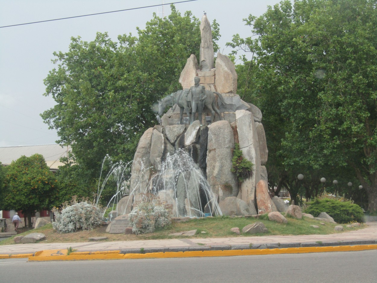 "Monumento" de Miguel Angel Palermo