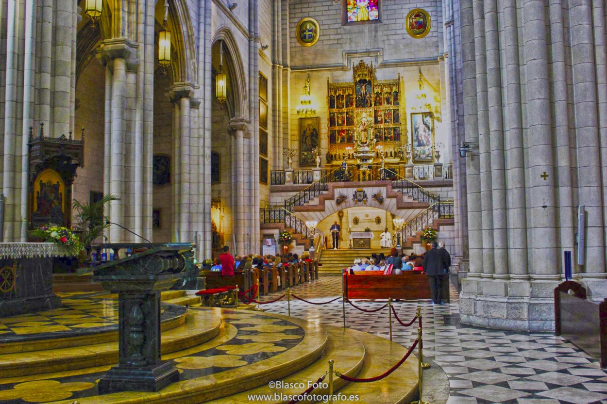 "Catedral de la Almudena, Madrid" de Luis Blasco Martin