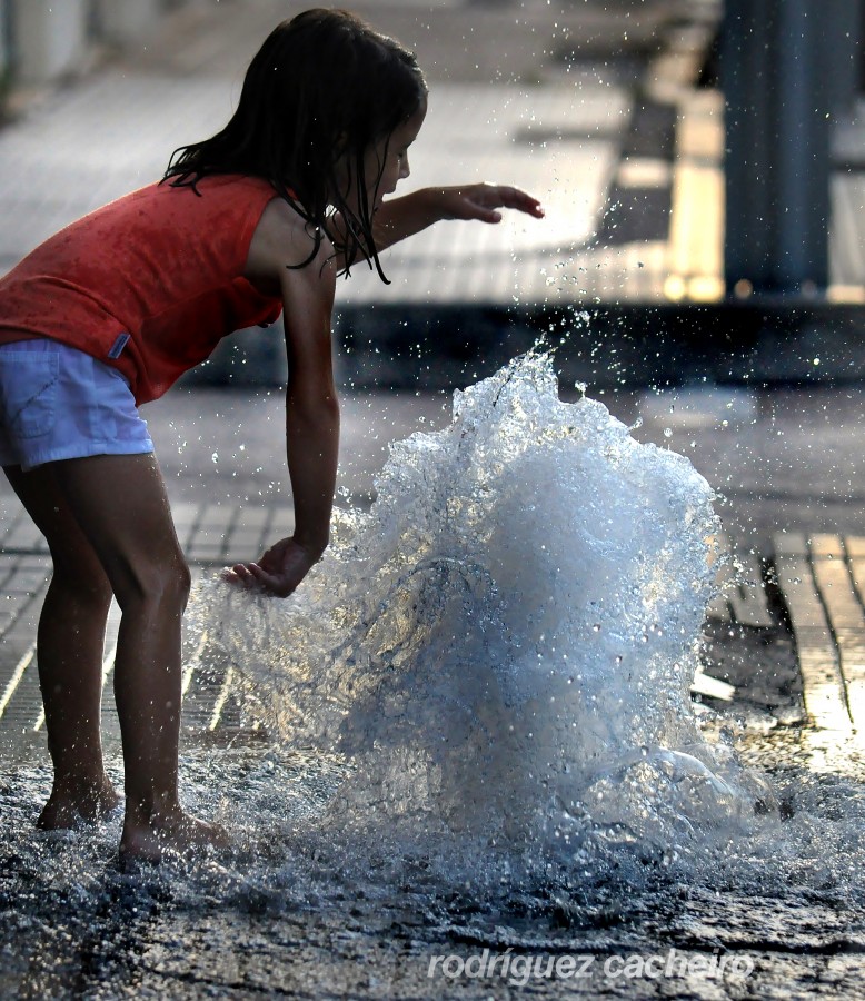 "Candela jugando con agua" de Hctor Rodrguez Cacheiro