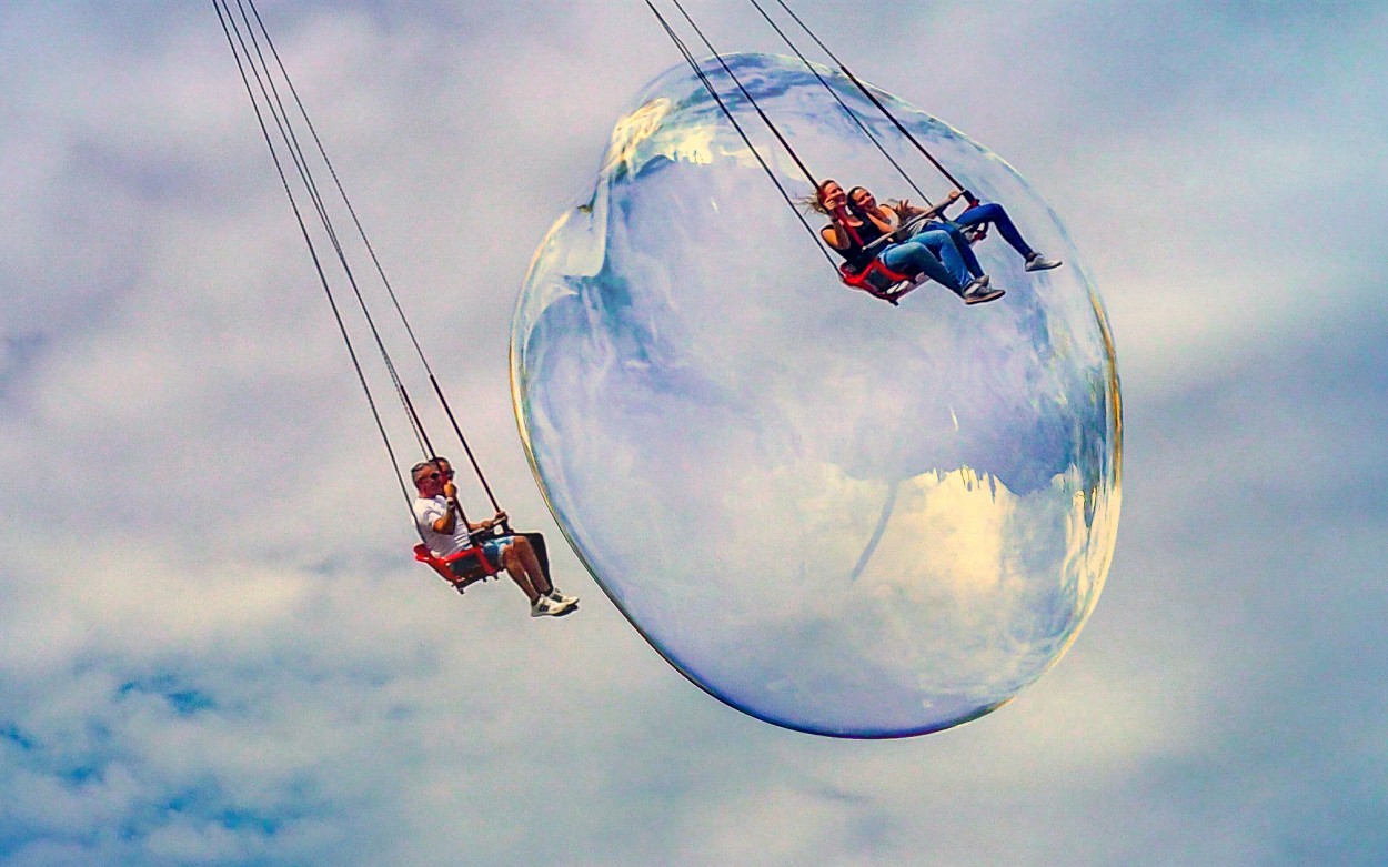 "Algunos viven en una burbuja" de Luis Alberto Bellini