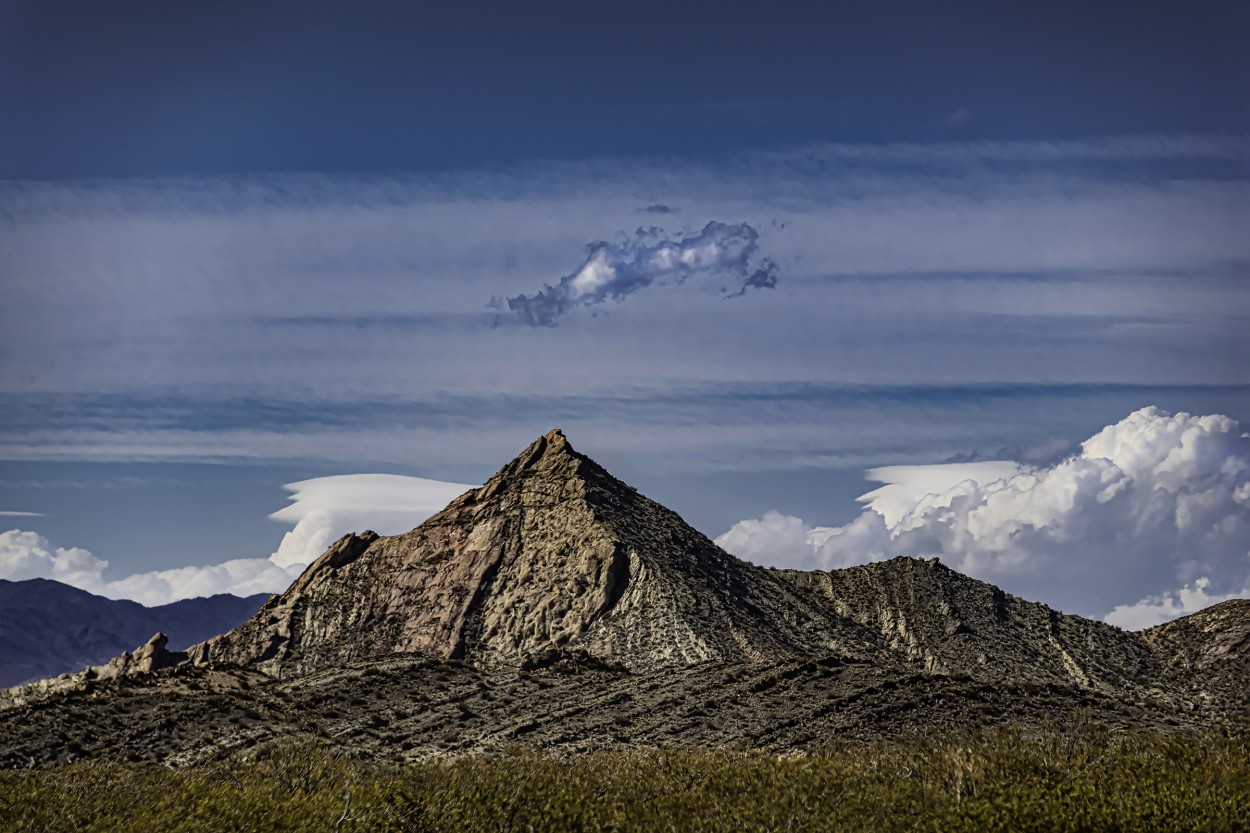 "Cerro Piramide en Mendoza." de Carlos Cavalieri
