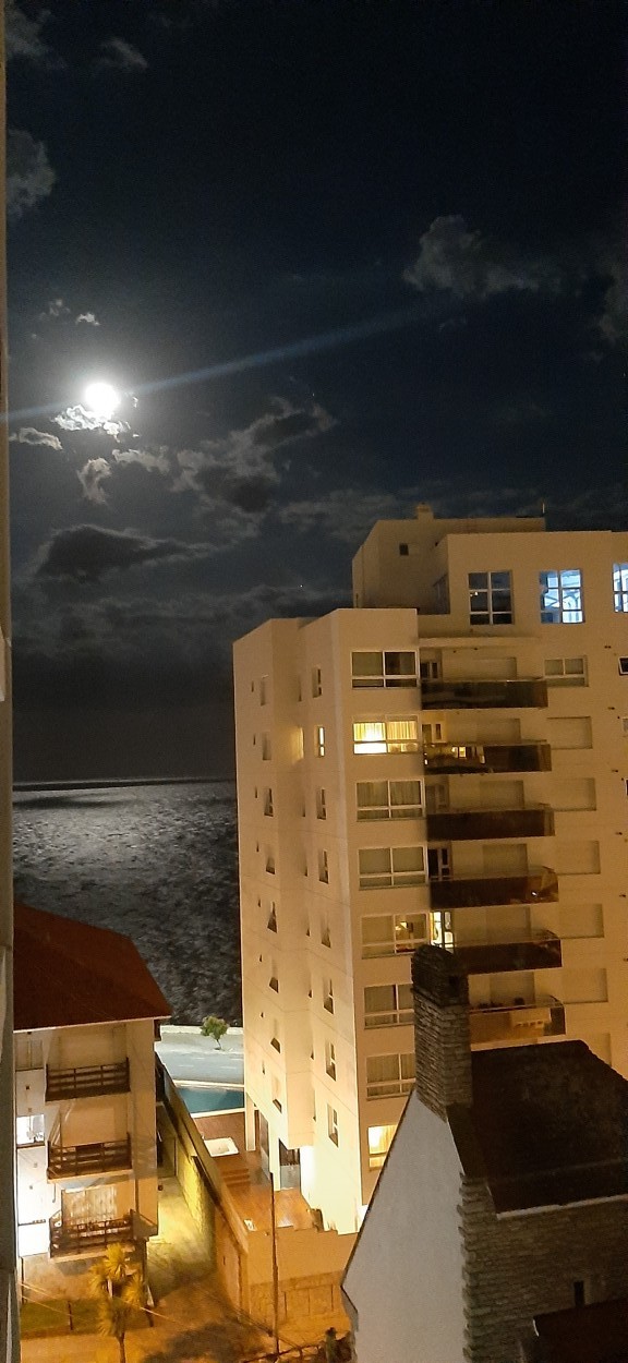 "Con la luna en el balcn" de Juan Carlos Viegas