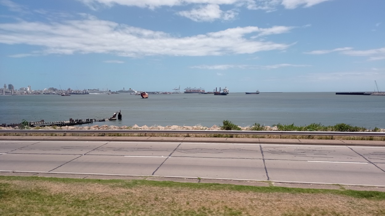 "Baha y puerto de Montevideo desde la ruta" de Juan Fco. Fernndez