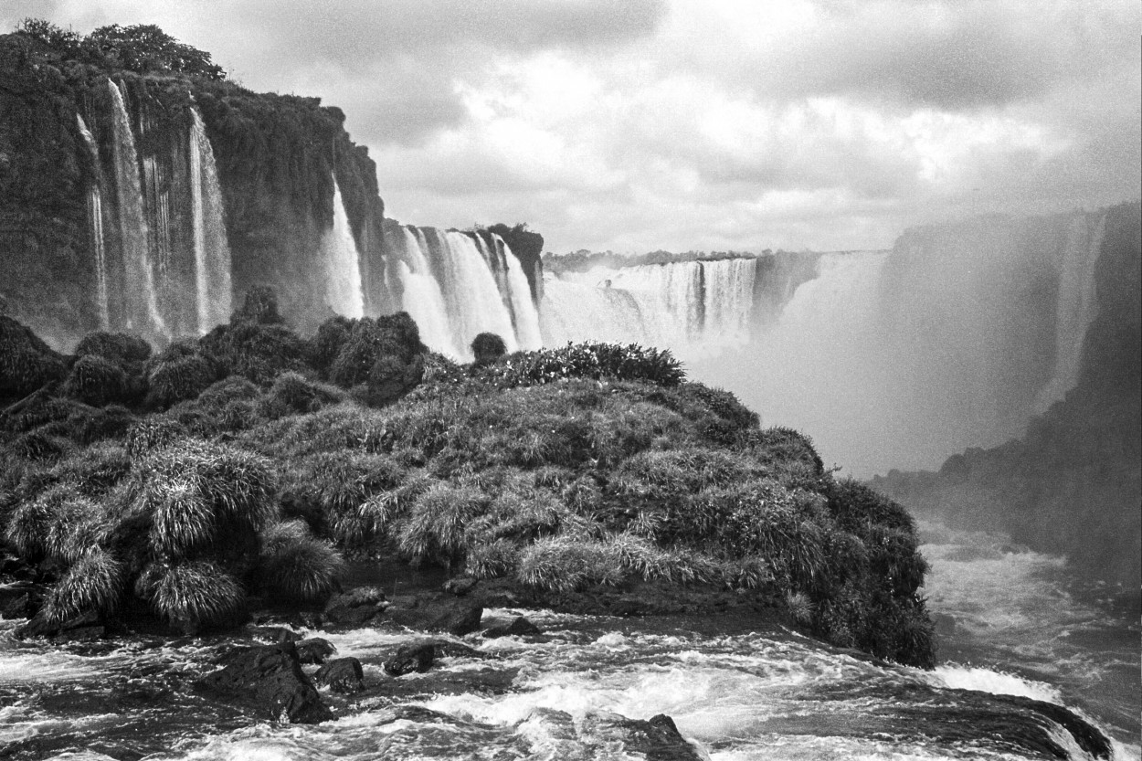 "Cataratas del Iguaz..." de Juan Carlos Barilari