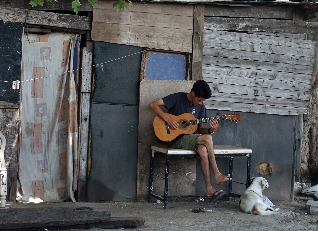 "El guitarrista y el perro." de Sergio Oscar Pisani
