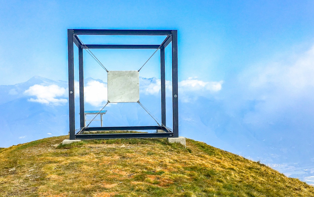 "Cubo Suspendido" de Luis Alberto Bellini