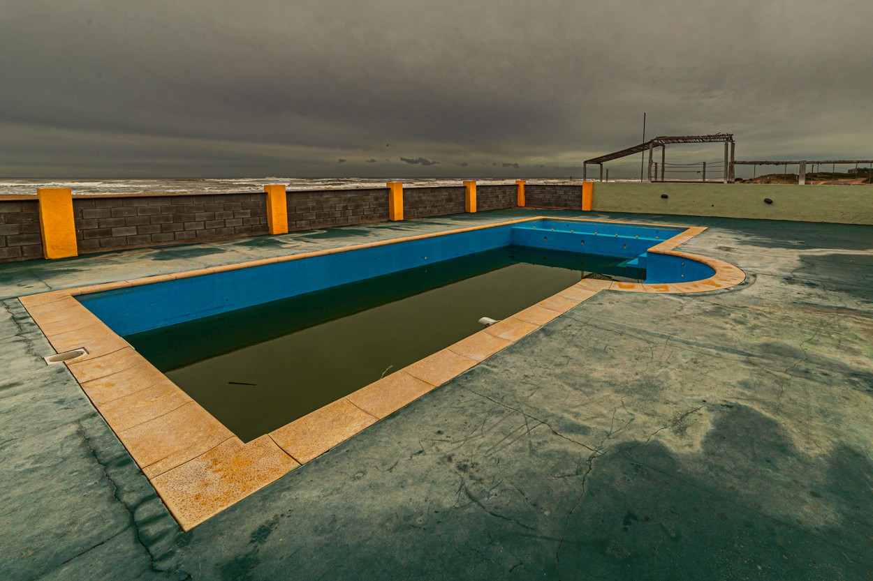 "Pool by the sea" de Alfredo Fushimi