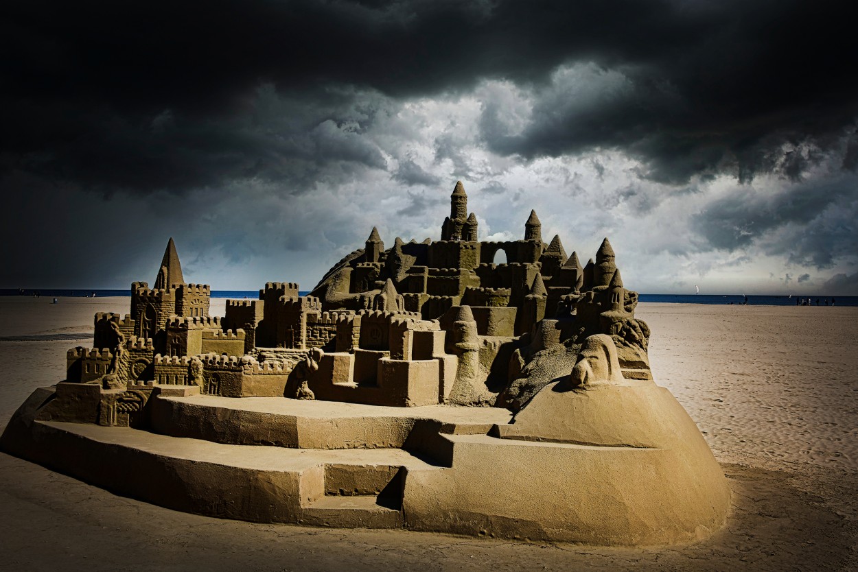 "`simples castillos de arena...`" de Carlos Cavalieri