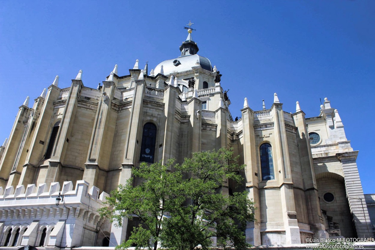 "Catedral de Santa Mara la Real de la Almudena, Ma" de Luis Blasco Martin