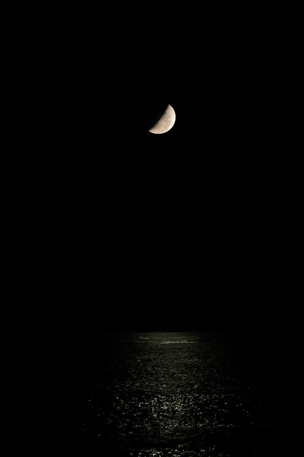 "La luna en el mar riela..." de Juan Carlos Barilari