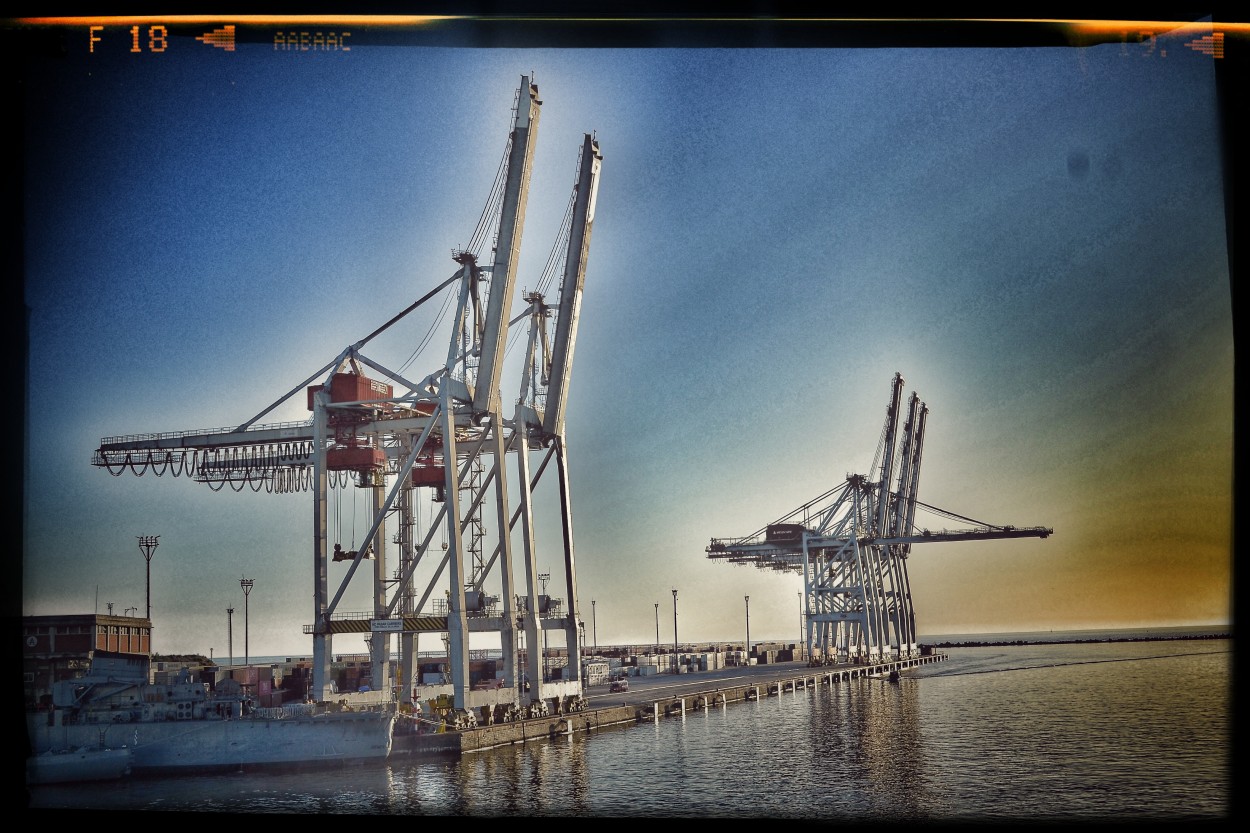 "Gruas de containers en el Puerto de Montevideo." de Martin Paris