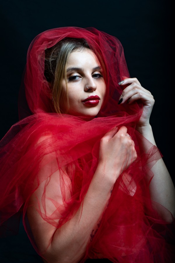 "Mujer de Rojo" de Carla Frassinelli