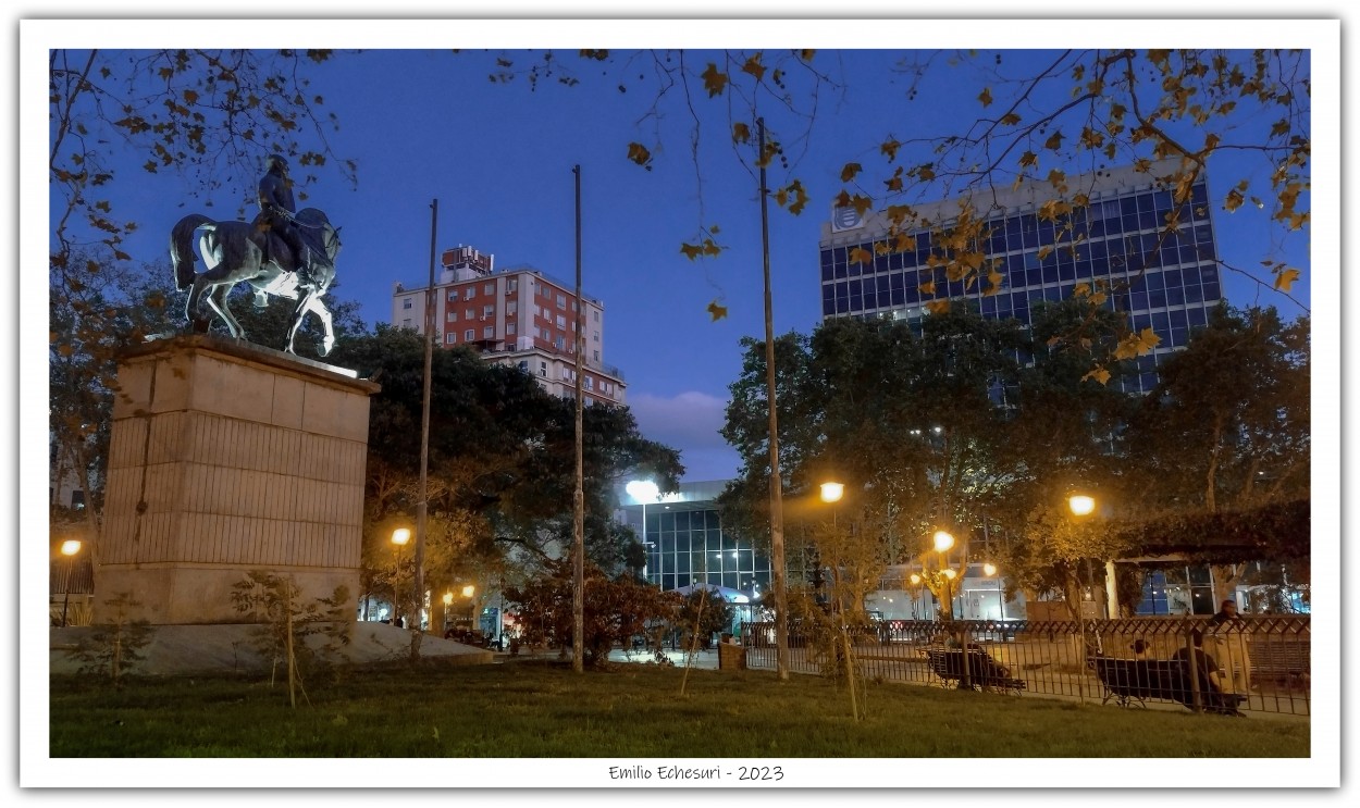 "Anocheciendo en la plaza" de Emilio Echesuri