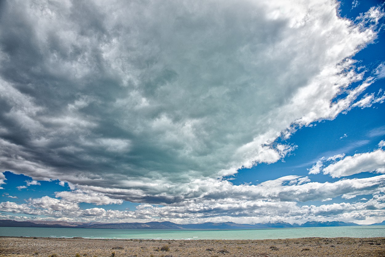 "Nubes sobre el lago Viedma" de Juan Esteban Pieralisi