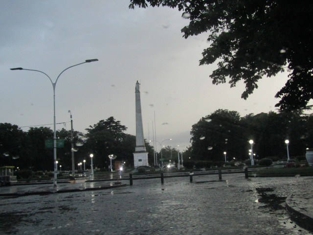"Lluvia en la plaza" de Miguel Angel Palermo