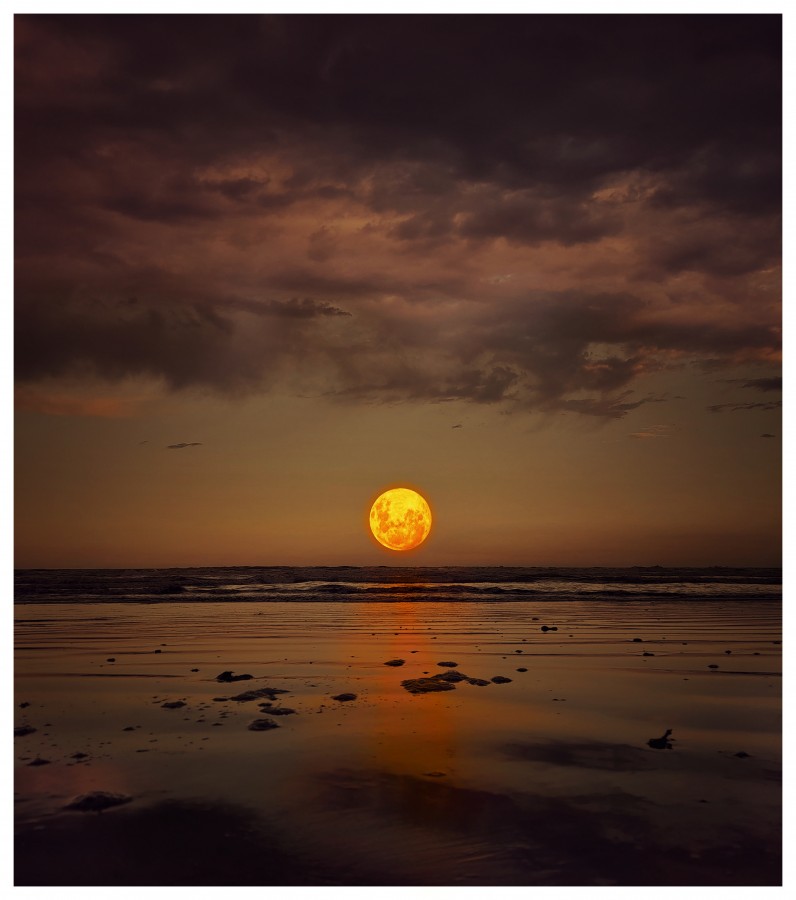 "Tierra, mar, cielo y Luna" de Roberto Guillermo Hagemann
