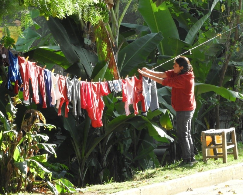 "Na periferia, ` lava a roupa todo o dia, ..leia" de Decio Badari