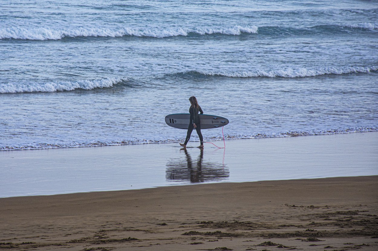 "La Surfer" de Daniel Oliveros