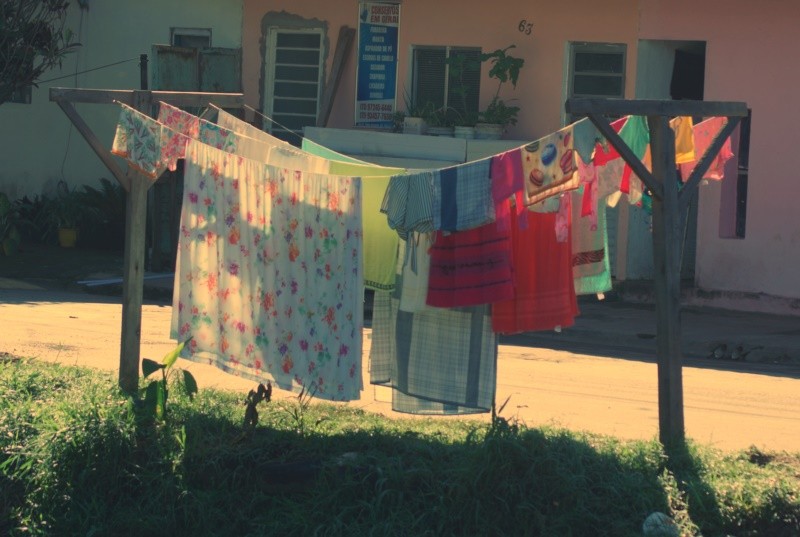 "Periferia, lava roupas todo dia, que agonia....ler" de Decio Badari
