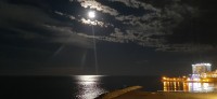Rayos de luna sobre el mar