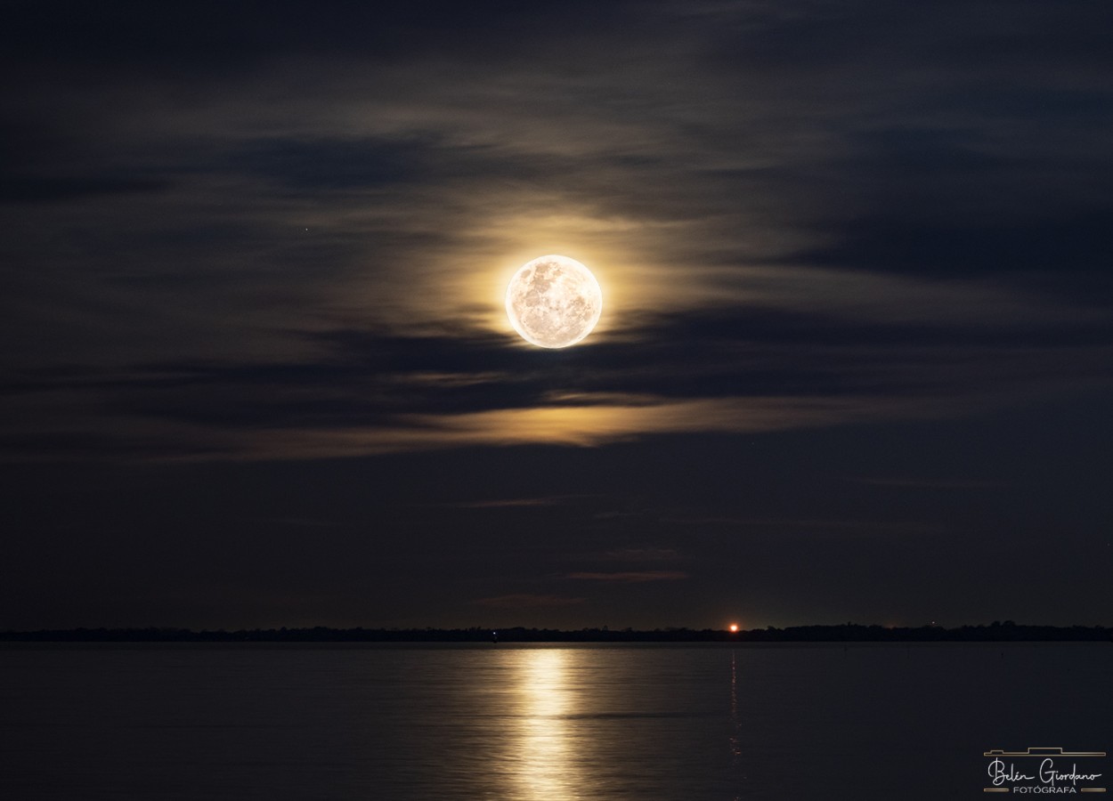 "Noche de luna" de Beln Giordano