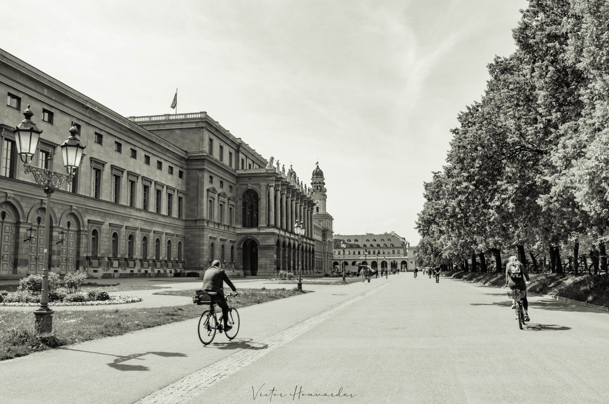 "Bicicleteando en Munich." de Victor Houvardas