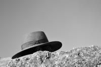 piedra y sombrero