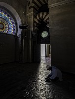 `Orando en la Gran Mezquita de Cordoba, Espaa`
