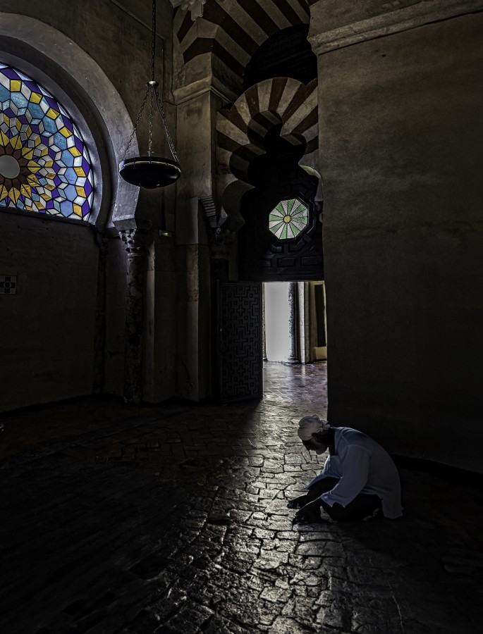 "`Orando en la Gran Mezquita de Cordoba, Espaa`" de Carlos Cavalieri