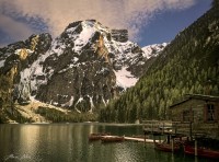 Lago de Braies en los Dolomitas, Italia