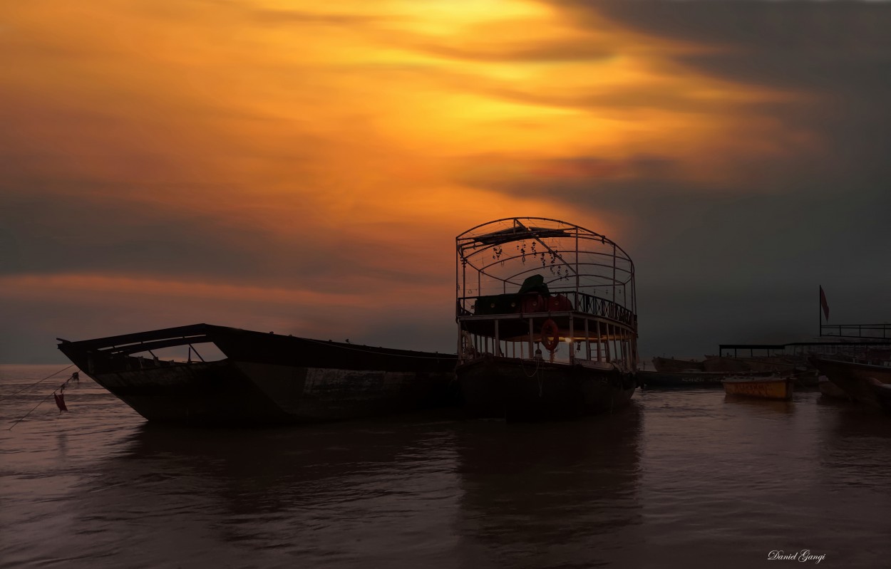 "Varanasi/India...donde todo es posible...." de Alberto Daniel Gangi
