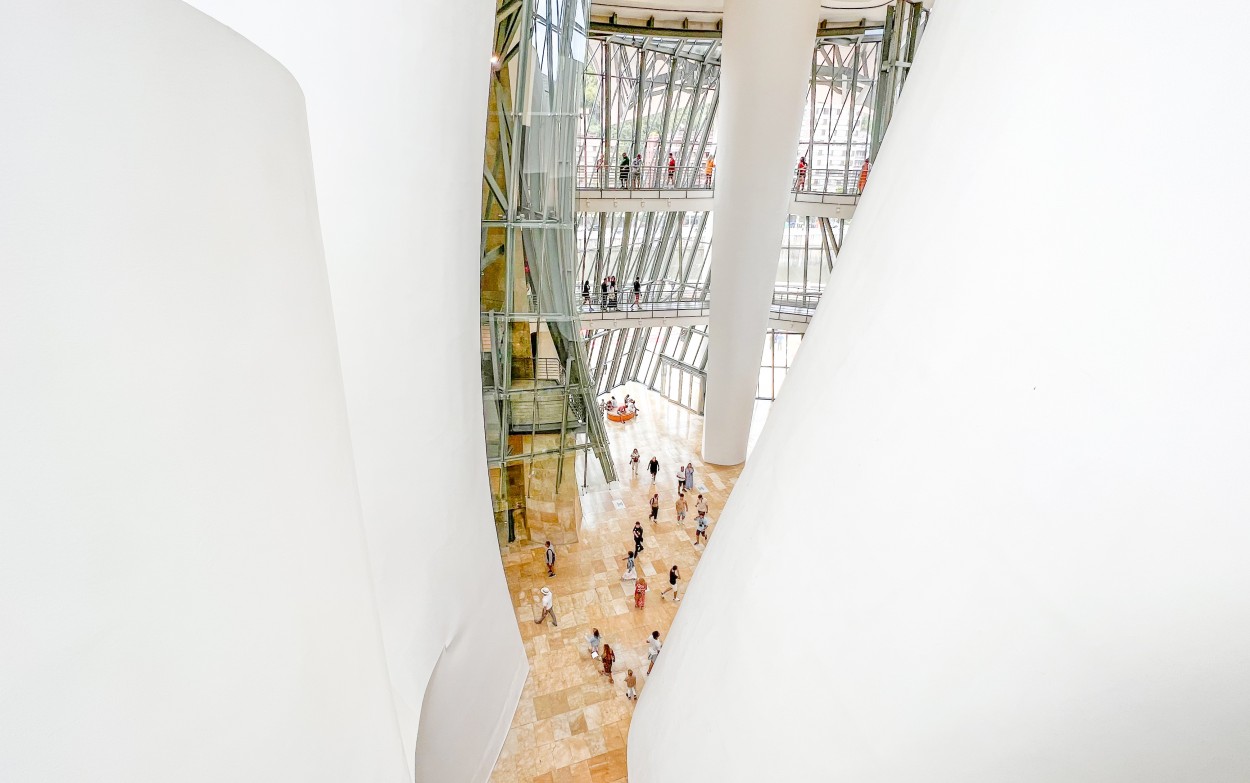 "Museo Guggenheim Bilbao por Dentro" de Luis Alberto Bellini