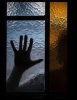 La mano contra el vidrio